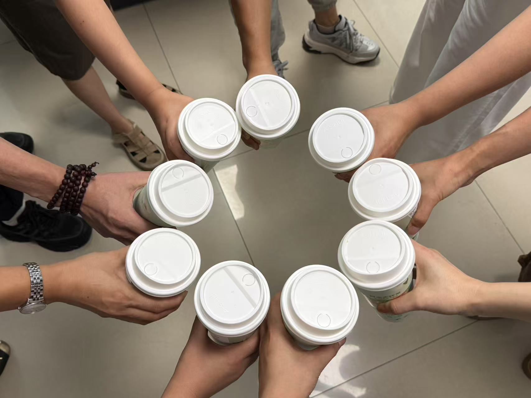 初秋暖意至！四建为坚守岗位员工送上“秋天的第一杯奶茶”