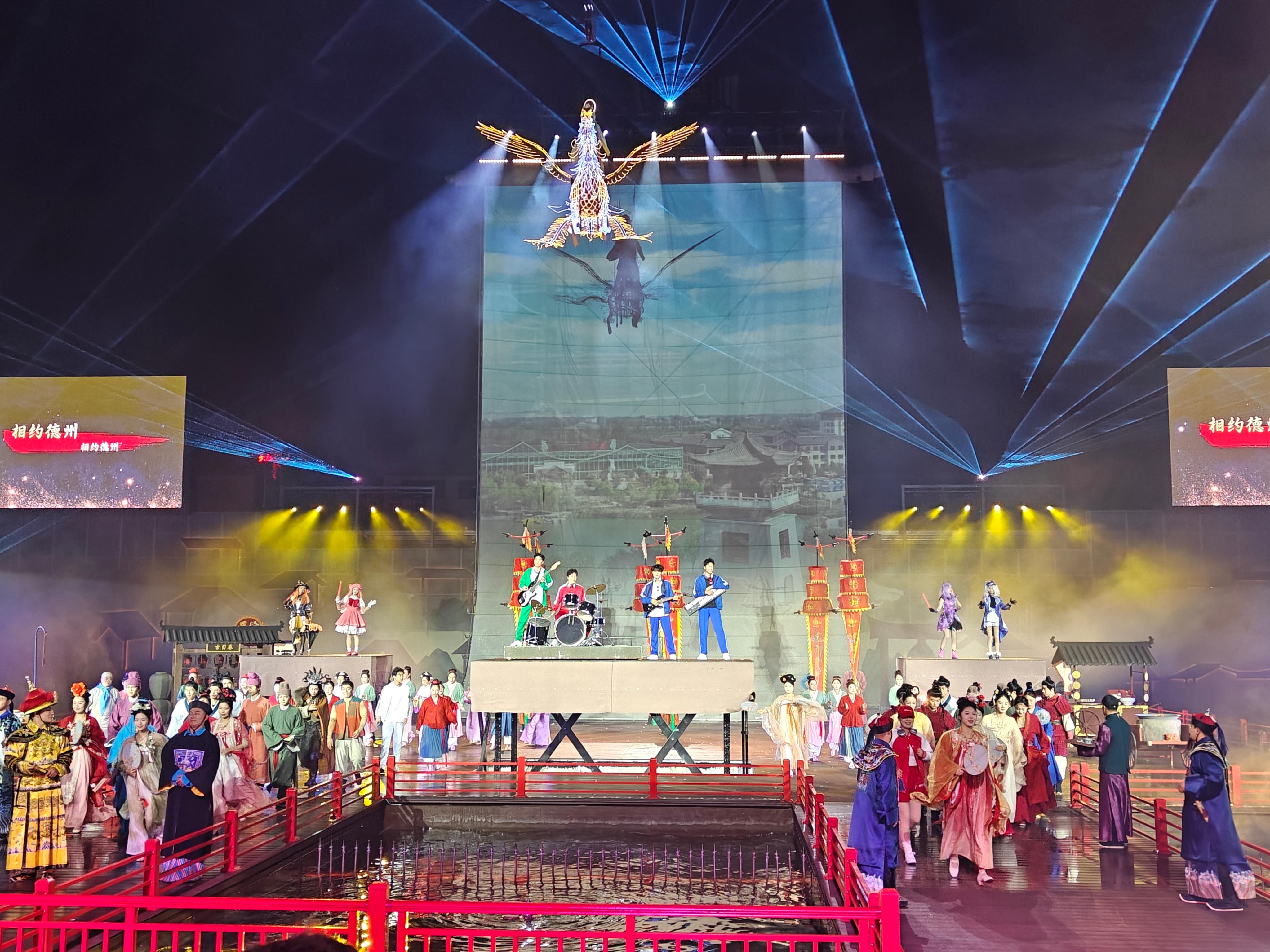 集团公司组织员工观看“德运星河”演出