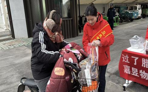 嘉昱物业开展腊八节暖心送粥服务