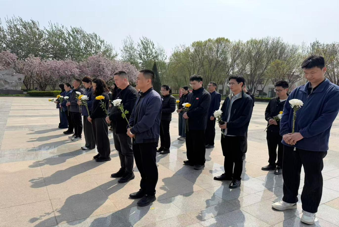 第三建设公司组织开展清明祭英烈活动