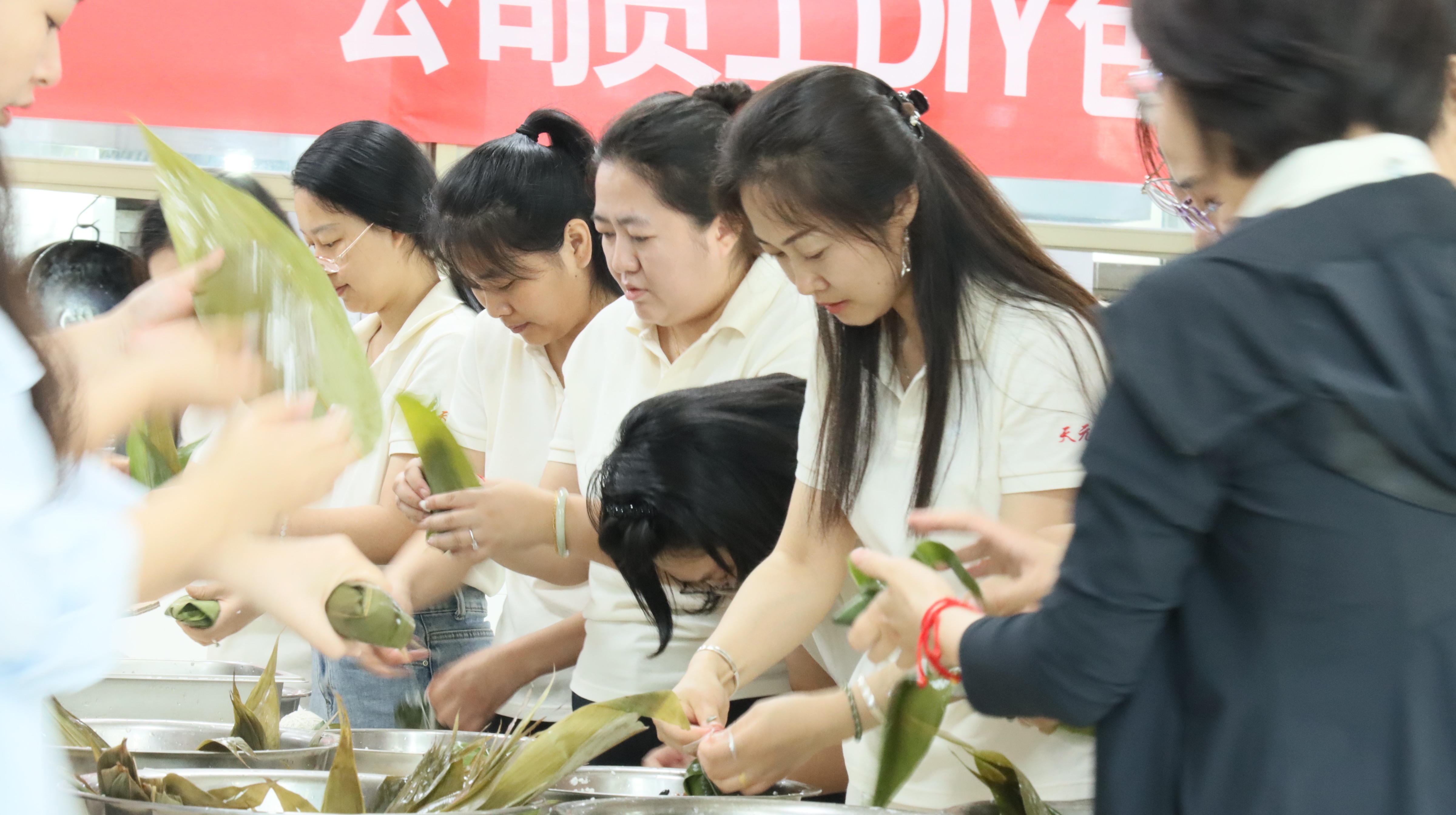 浓情端午，粽享时光 ：集团公司开展端午DIY包粽子团建活动